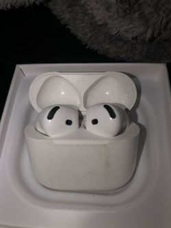 Apple AirPods with 4 gen Charging Case