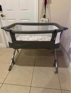 Dream On me bedside Baby Travel Bassinet