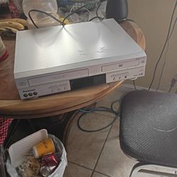 Panasonic VCR And Dvd Player With Alit Of Free Novies
