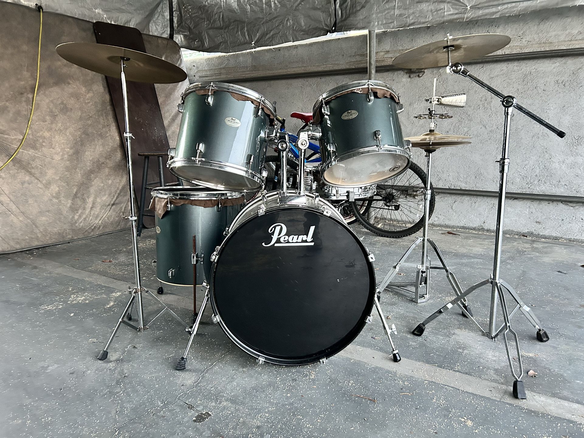 pearl 5 piece forum series drum set , hardware and cymbals