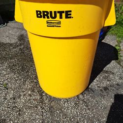 Trash Can. Brute Rubbermaid