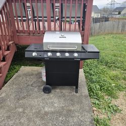 Propane grill w/ Propane
