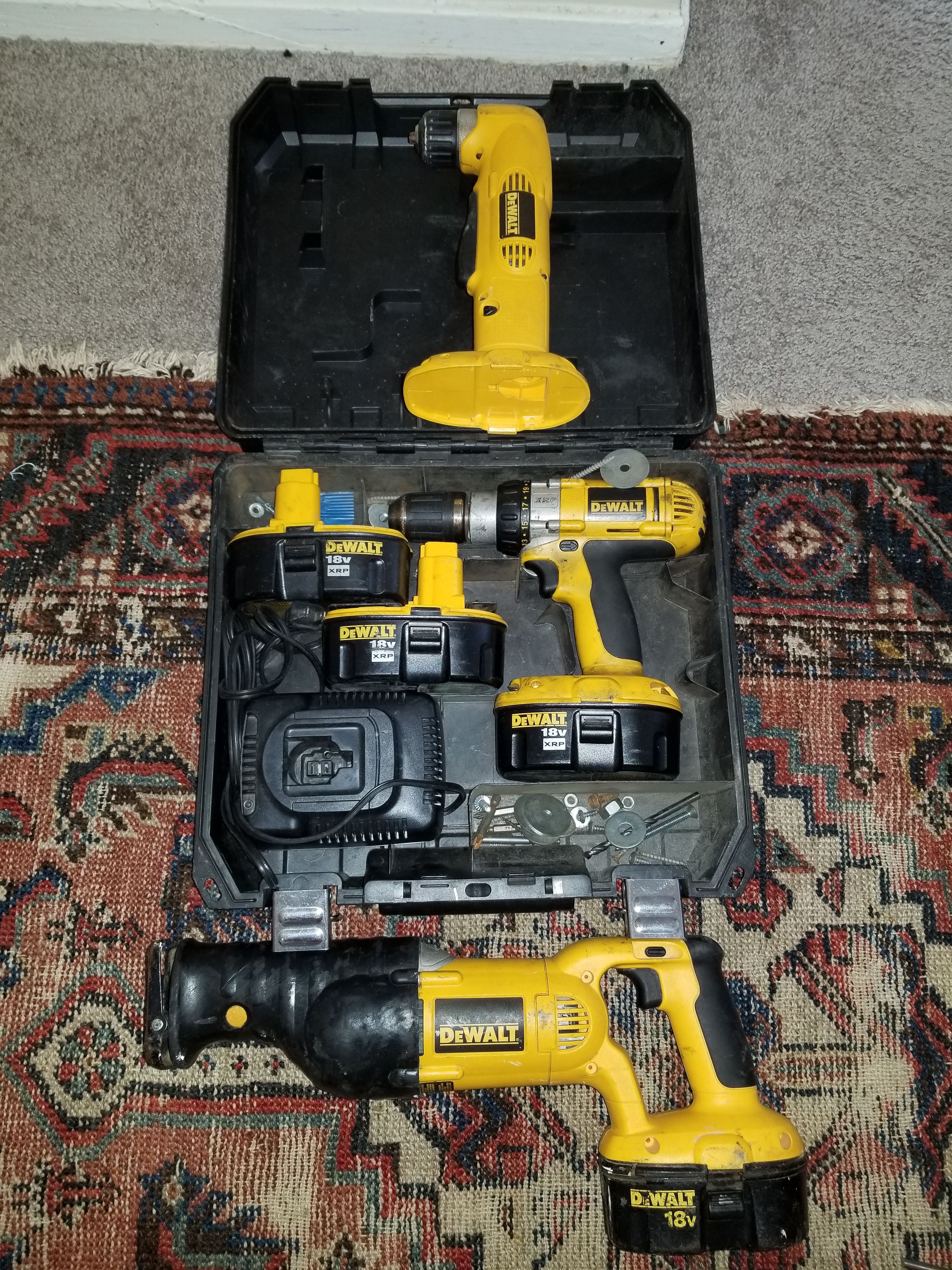 Conbo dewalt 18 volt excelente condición $150. Si me dan $180 les agregó el taladro de impacto