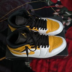 Jordan 1 Mid university Gold