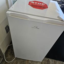 4.0 CU Ft Commercial  Cool Mini  Fridge  Working Great Like New  H 33.4" x W 19" x H 33.4"