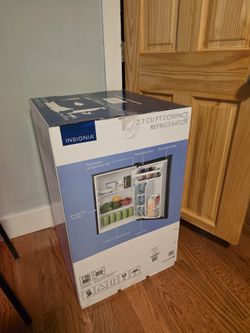 Insignia - 2.7 Cu. Ft. Mini Fridge with Door Storage and ENERGY STAR Certification - Black