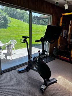 Peloton Bike 2021 very lightly used