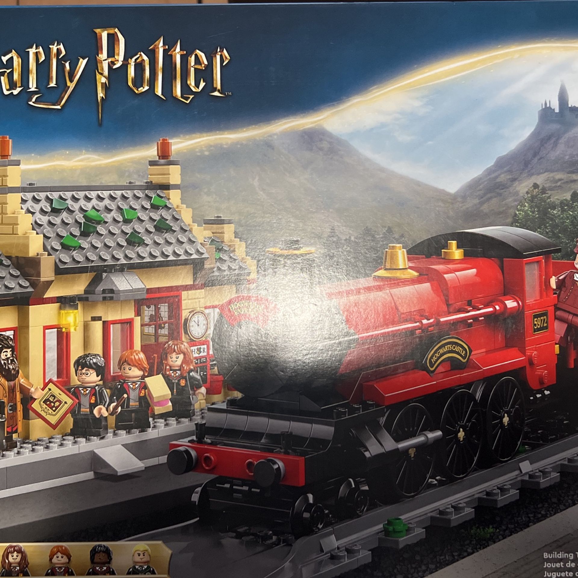 LEGO Harry Potter set Hogwarts express in hogs meat station