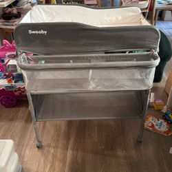 Sweeby foldable changing table