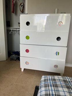 Individual kids bed and dresser