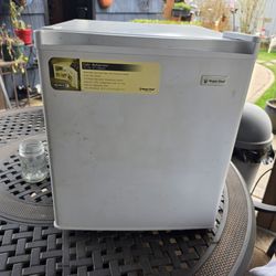 1.7 cu ft Cube Refrigerator 
17.25"w x 20"d x 20.25"h 
Magic chef

No shelves