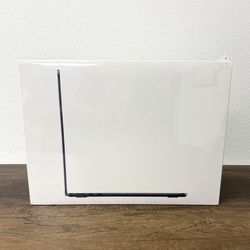 13" MacBook Air M2 8 Core*256GB SSD*16GB RAM