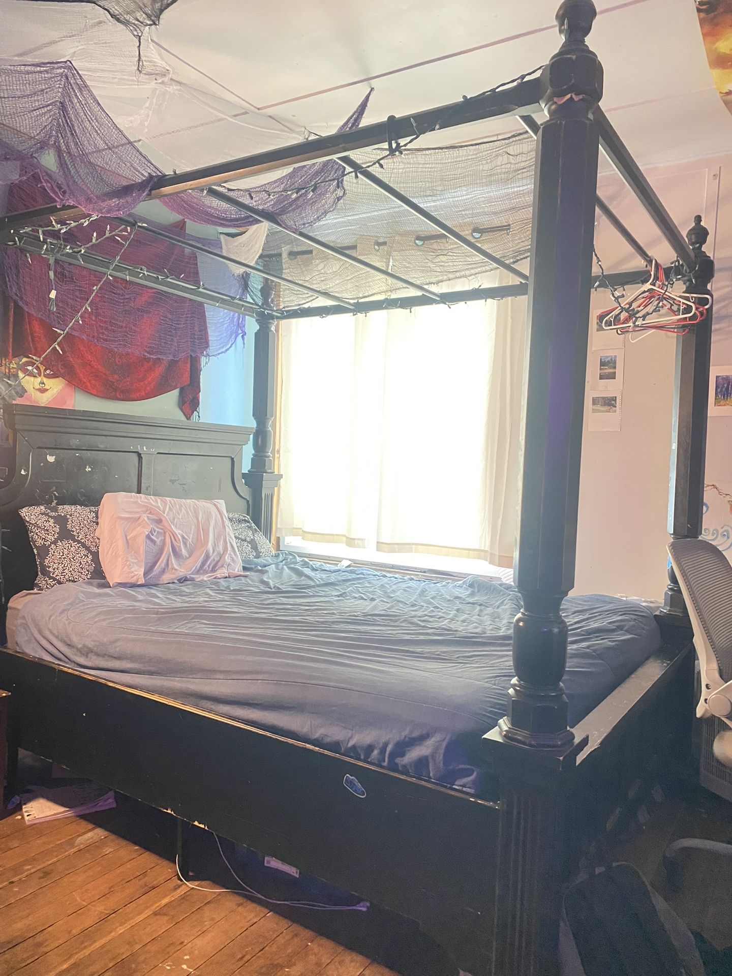 4 Poster Queen Bed Frame…Pending