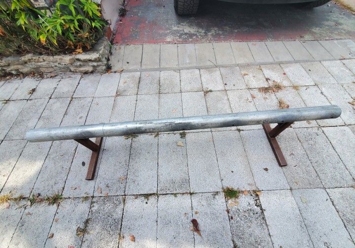 Skateboard Grind Rail