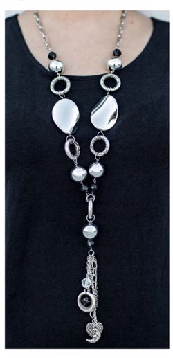 Paparazzi Total Eclipse of the Heart" silver necklace