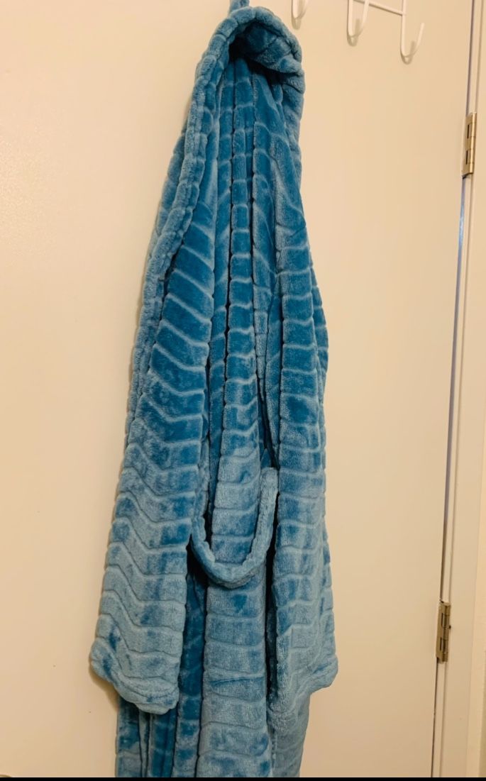 Robe Like New One Size Fits All Super Soft! 