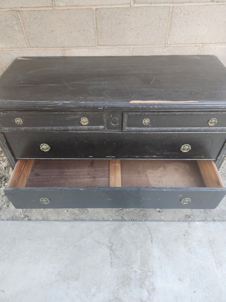  Dresser