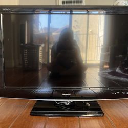 Like NEW Sharp LC-32D47UA 32" 720p LCD HDTV television with Brand New Remote Control