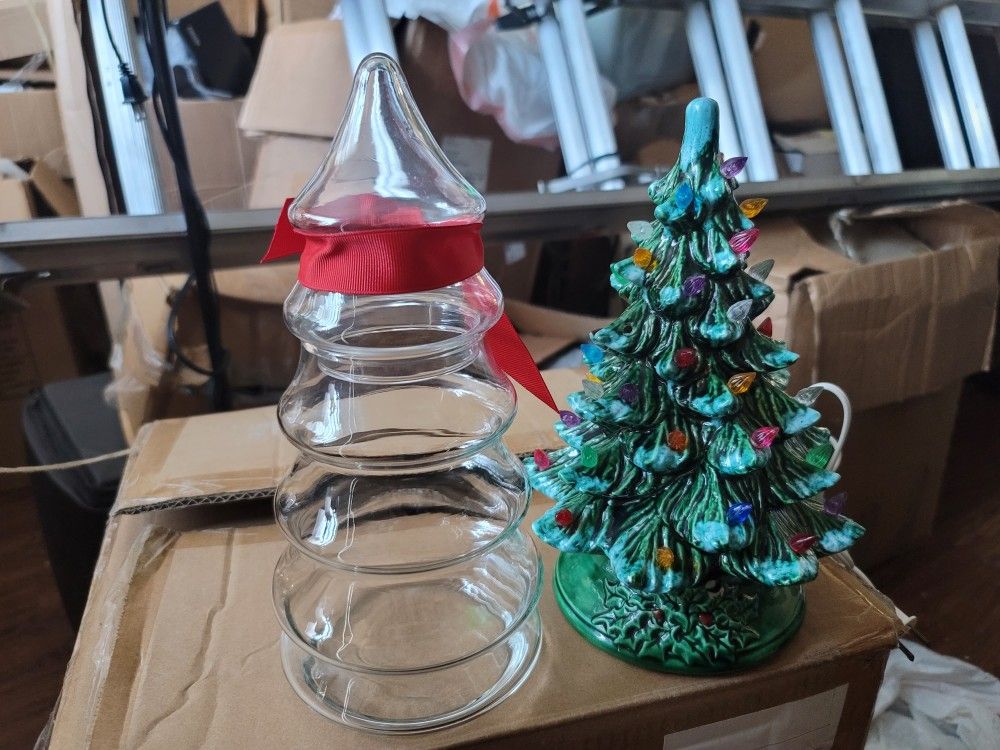 Vintage Green Ceramic Christmas Tree Flocked w/ Snow Lighted 10 inch 1979
