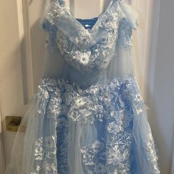 Es Un Vestido Azul Y La Talla Es 14/16