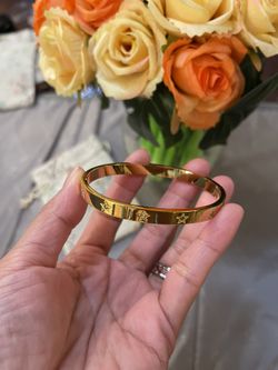 Gold Love Bracelet Iconic star Design