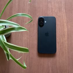 iPhone 16 Good Battery ( Still under Apple warranty ) Unlocked 128gb Black color