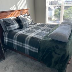 Queen Bed w/ Bed frame & Mattress