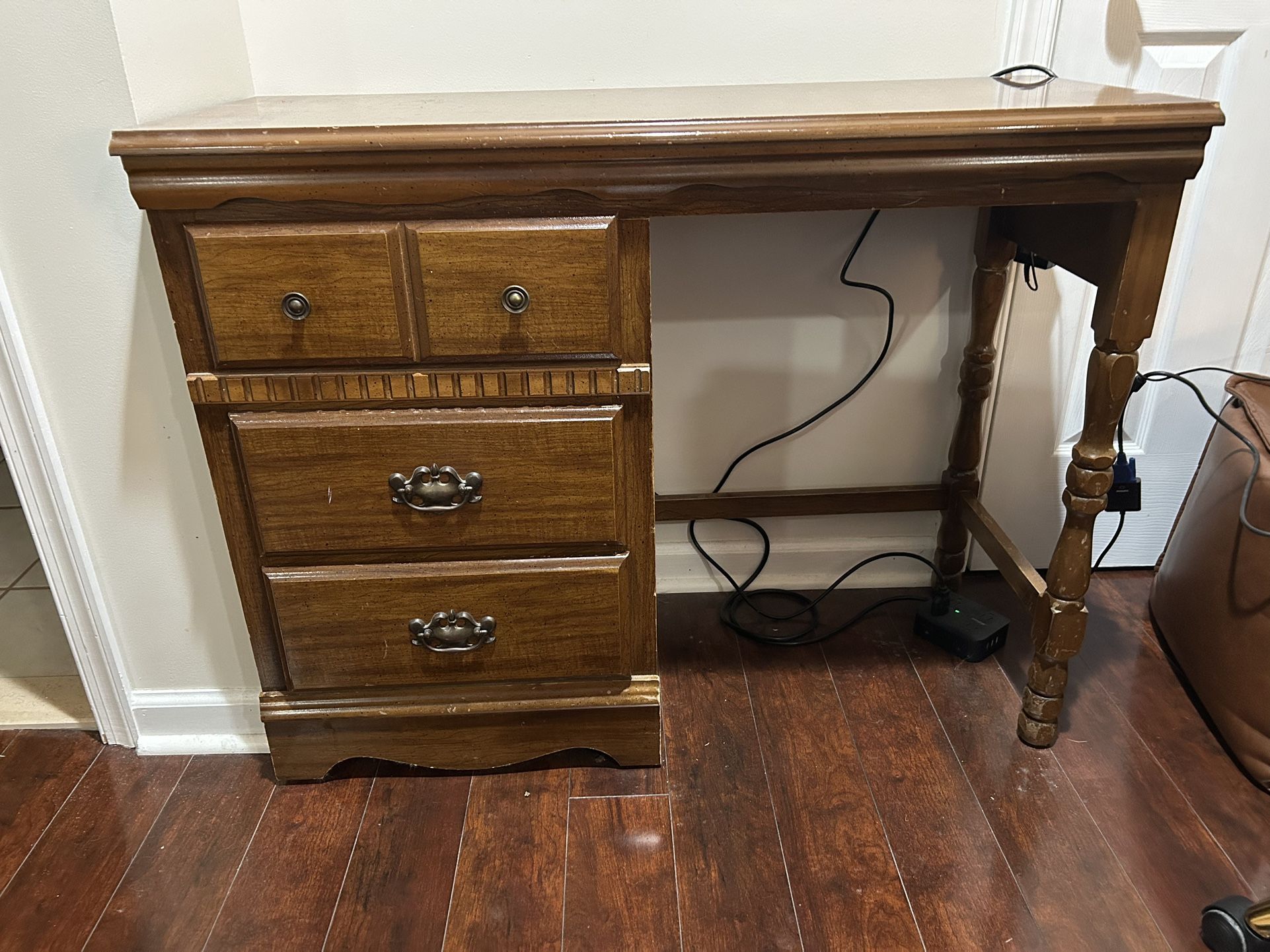 Wooden desk with 3 drawers 