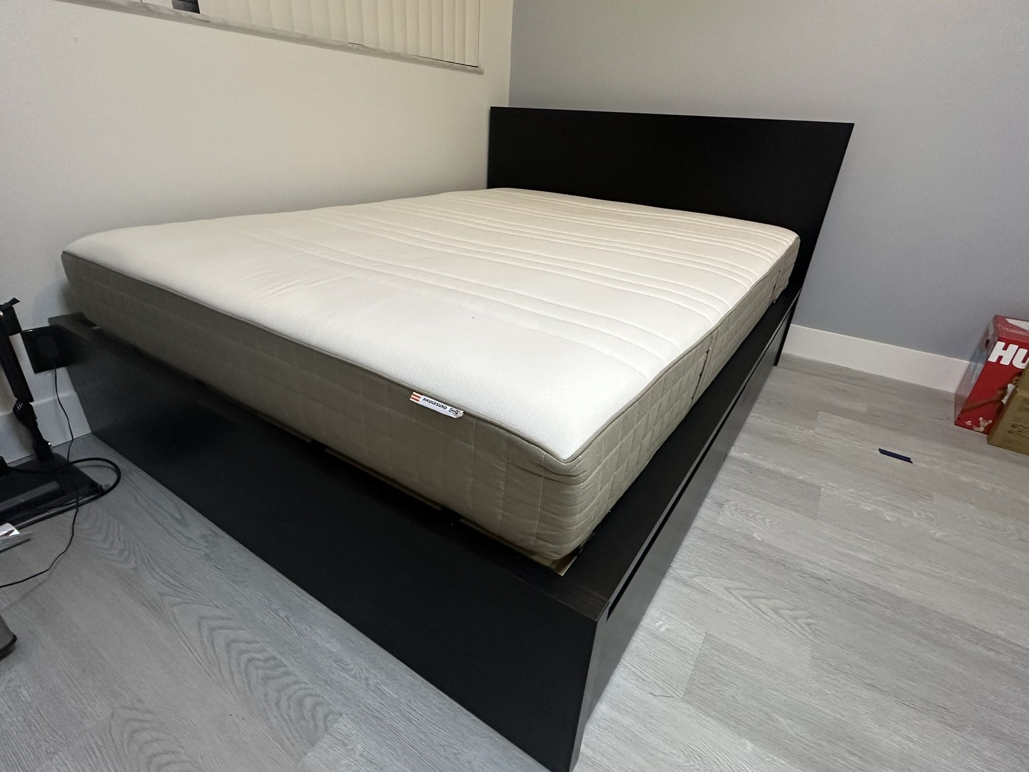 For Sale / En venta: Queen Size Bed / Cama Queen