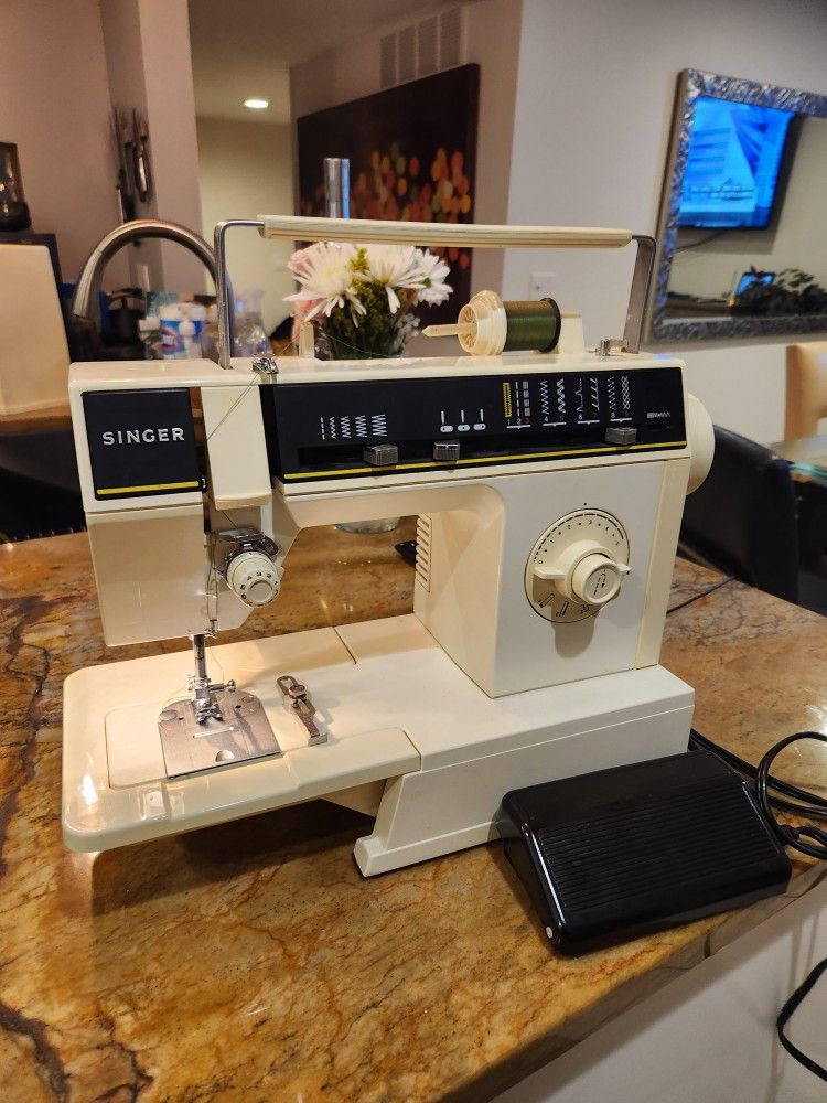 Singer 6215C Free Arm Zig-Zag Portable Electric Sewing Machine & Foot Pedal