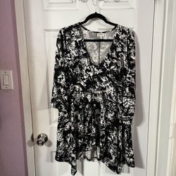Women’s size 18 / 20 Shark Bite tunic length long top with 3/4 length sleeves.  Color Black and White.  Made of 95% Viscose and 5% Elastnae.  Preowned