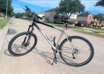 GaryFisher Marlin - 26" wheels Aluminum large frame Mountain bike