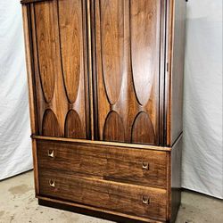 Vintage Mid Century Modern Broyhill Dresser 