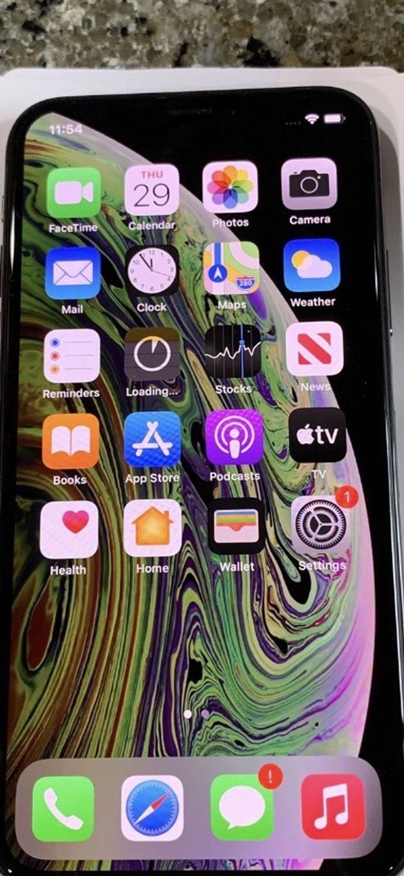 iPhone Xs 64 gb Factory Unlocked With Case