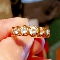 14kt GEP Gold Ring Stunning Setting With 5 Beautiful White Crystal's. With Lots Of Colors. 💖 