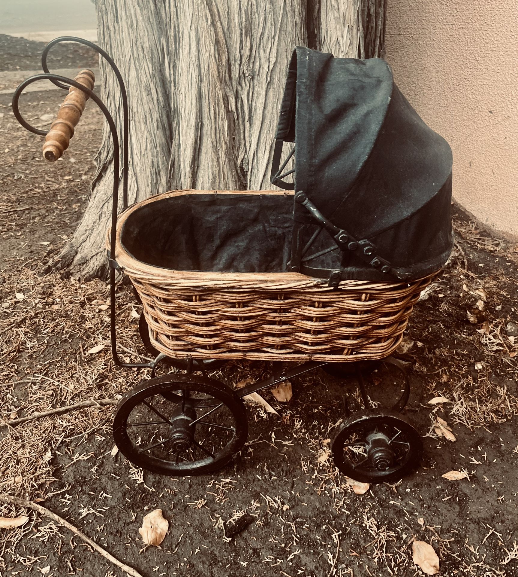 HALLOWEEN-Adorable Vintage Doll Carriage