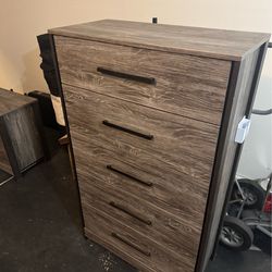 2 nights stand and 1 dresser