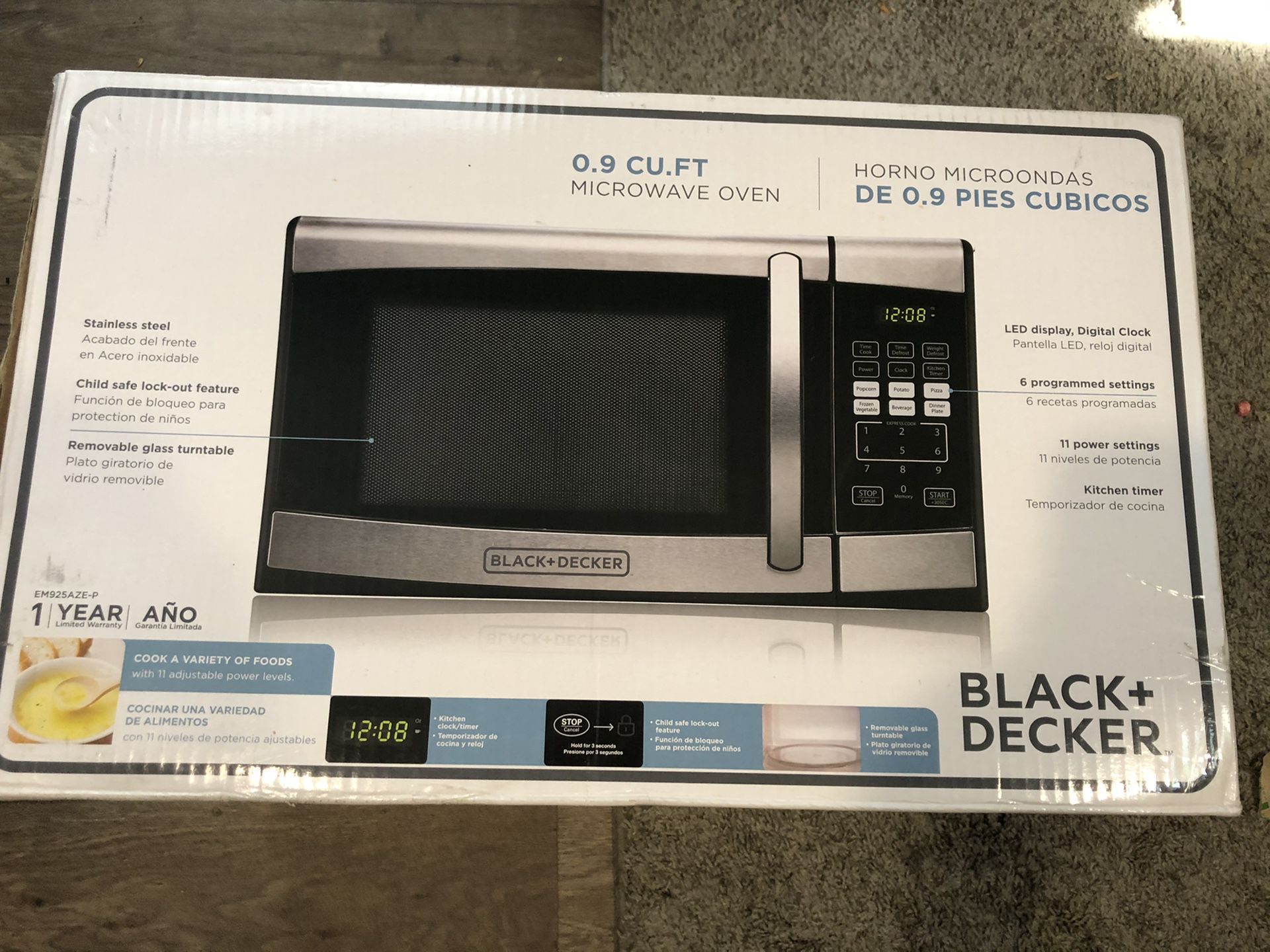 **new, never been opened!**Black & Decker microwave