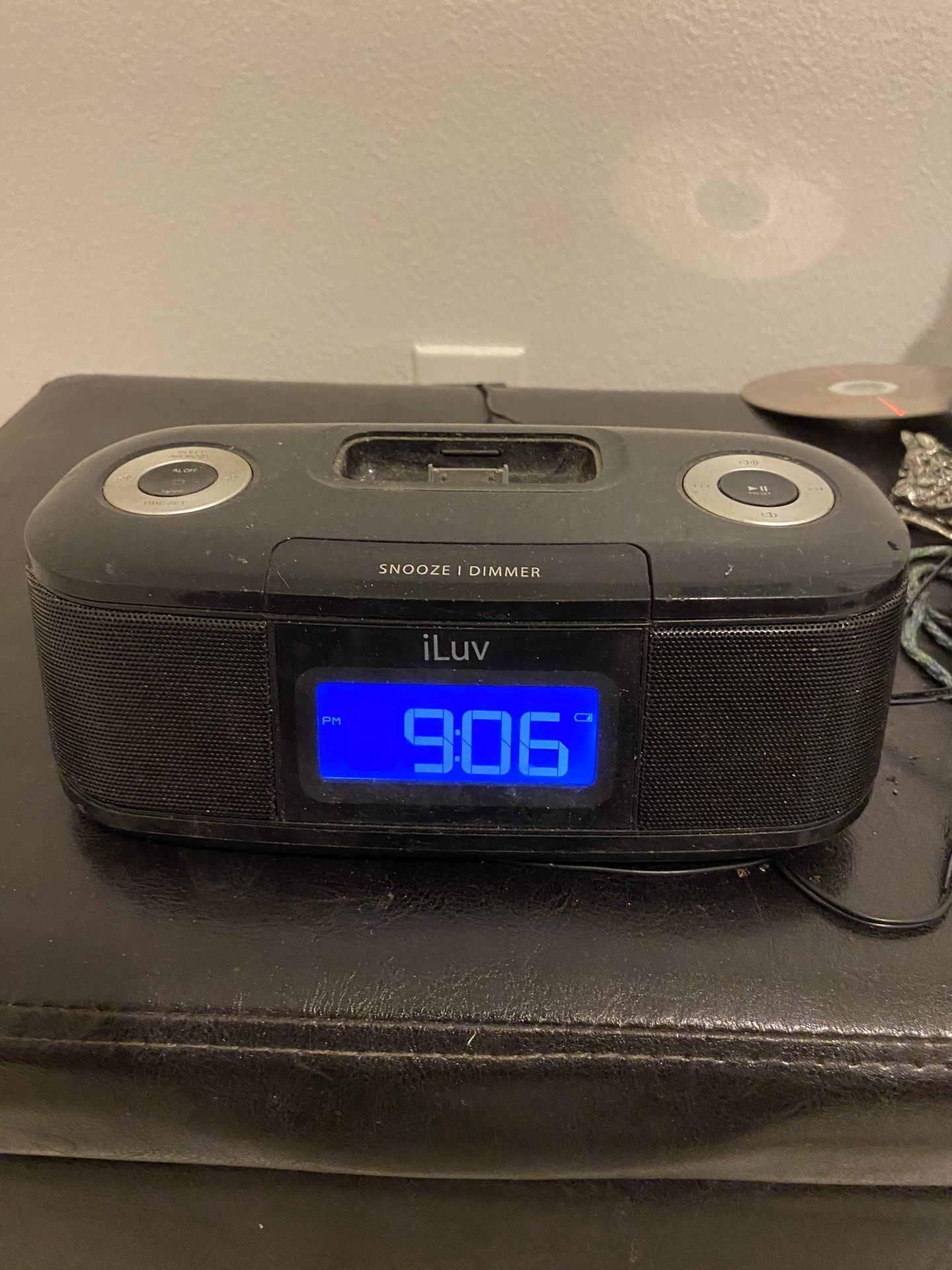 ILUV Shake And Wake Dual Alarm IPod IMM153BLK Clock Radio Dock