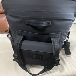 New YETI Hopper M15 Cooler Bag W/Accessories