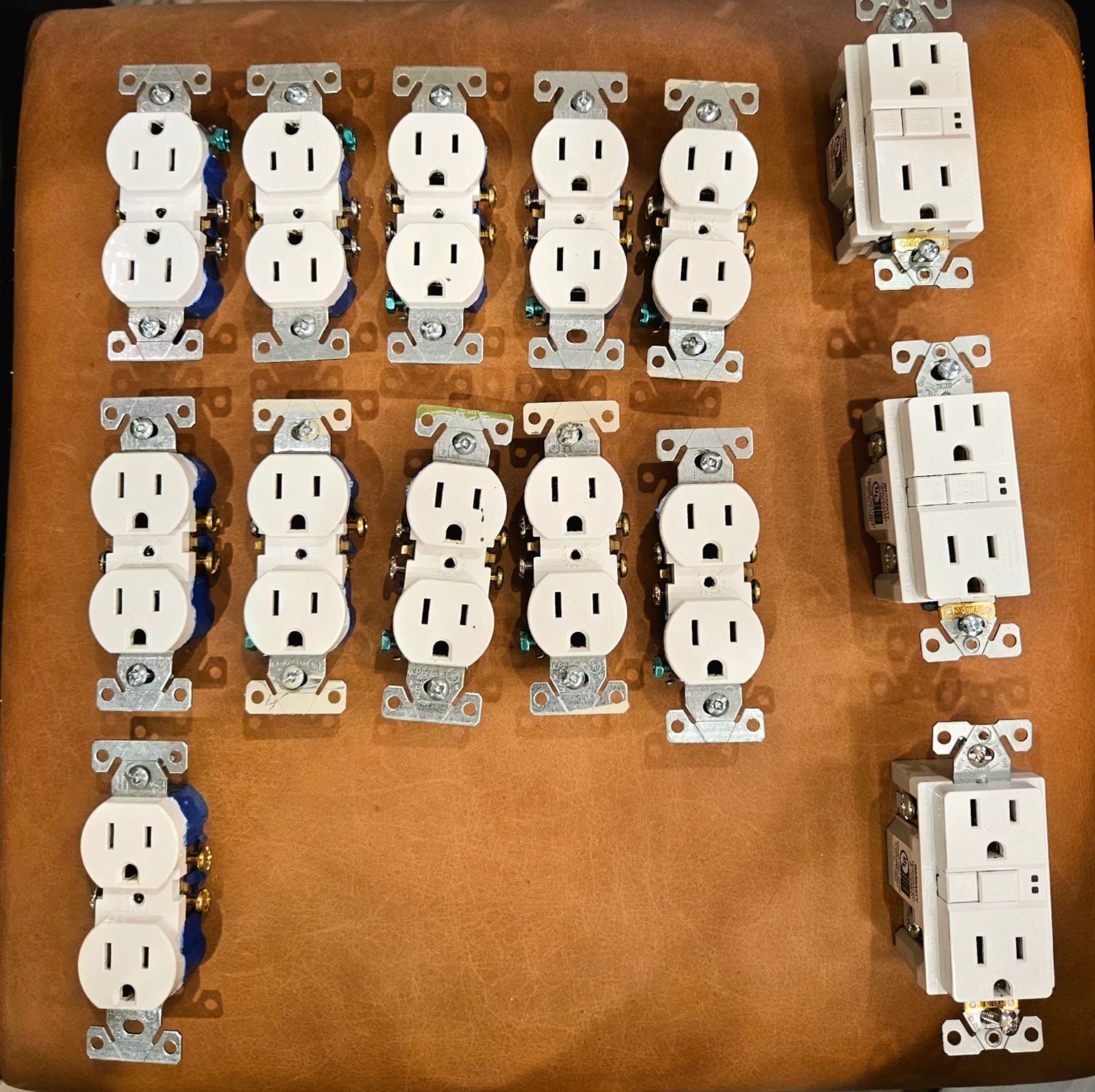 11 Standard Residential Electrical Wall Outlets + 3 GFCI