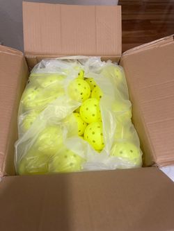 100 Franklin X-40 outdoor pickleballs