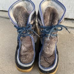 Women’s Yodelelers Faux Sherpa Lined Snow Boots. -Size 7