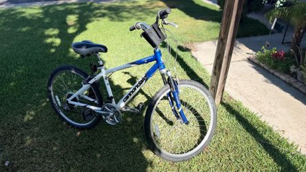 Cannondale Comfort 4 hybrid bicycle in Lightning White with Patriot Blue.