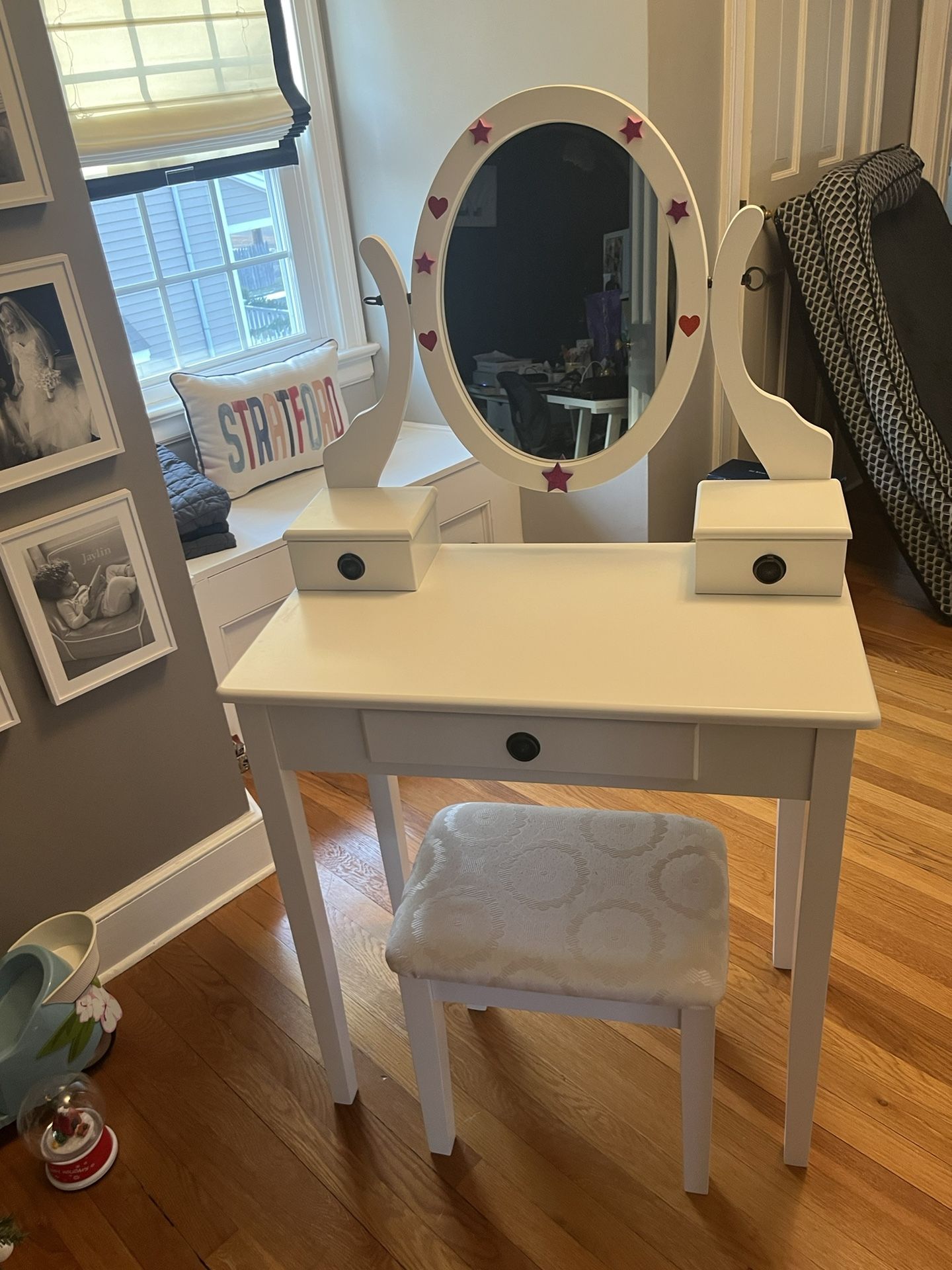 Girl’s vanity 