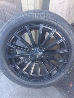 Land Rover Black Alloy Wheel with Continental Tire
