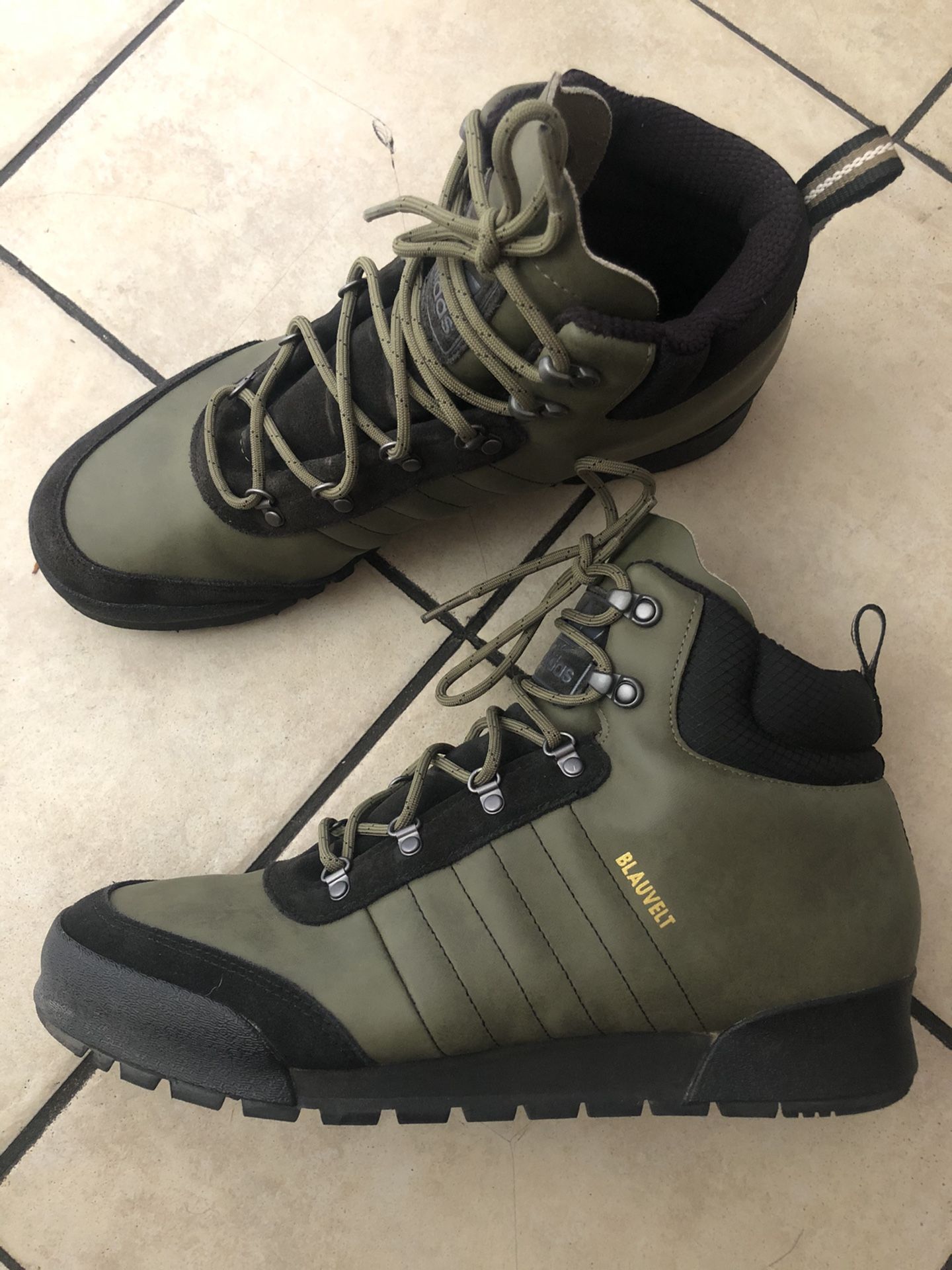 Sz 12/11adidas hiking boots