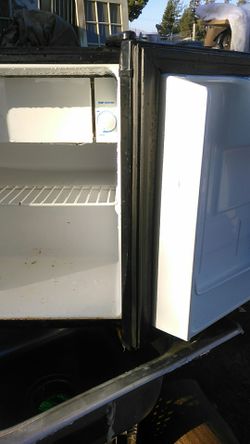 GE mini fridge with small freezer