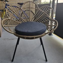 Stylish Wicker Patio Chair – Like New!