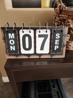 Vintage-Style Flip Desk Calendar